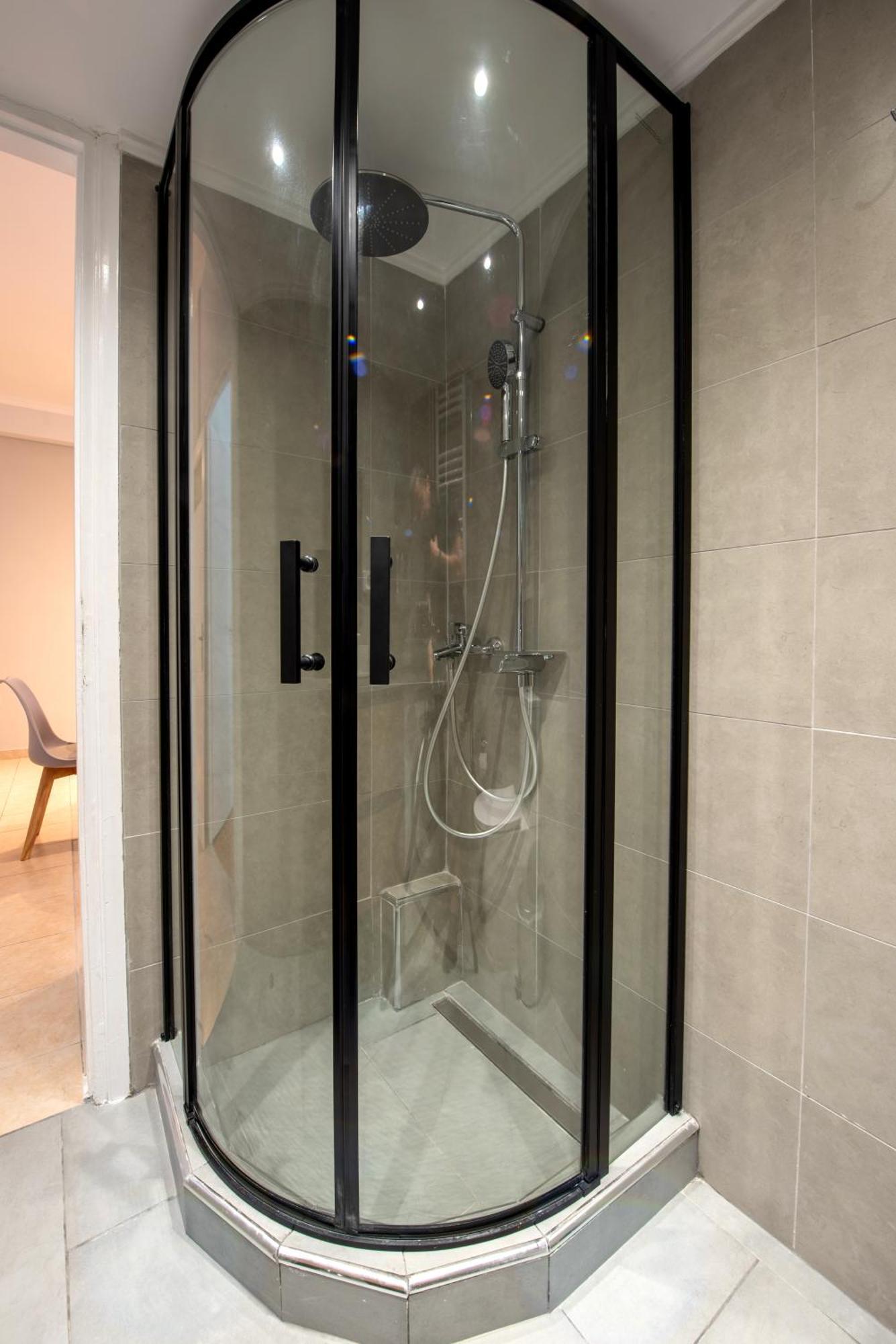 Spacious And Modern One Bedroom Apartment أثينا المظهر الخارجي الصورة